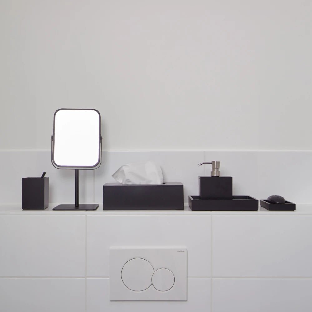Moderne schwarze Badaccessoires Moon von Aquanova – bruchsicheres und stilvolles Badezimmer-Set für ein elegantes Interieur.