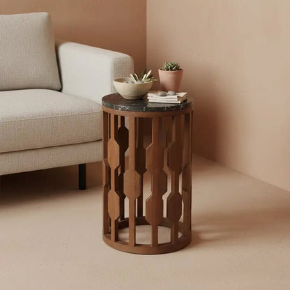Moderner Beistelltisch Lampung von Raw Materials – runder Tisch mit schwarzer Marmorplatte und Holzgestell für zeitloses Wohndesign