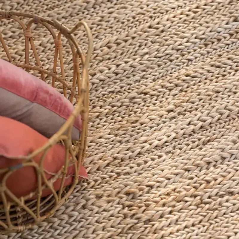 Naturteppiche aus Sisal, Jute und Baumwolle im Vergleich, arrangiert in einem modernen Wohnraum.