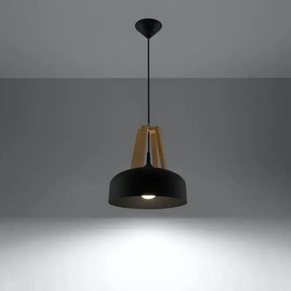Eingeschaltete CASCO Hängelampe in Schwarz und Holz mit warmem, fokussiertem Lichtkegel – perfekt für Esstisch, Kücheninsel oder gemütliche Wohnbereiche