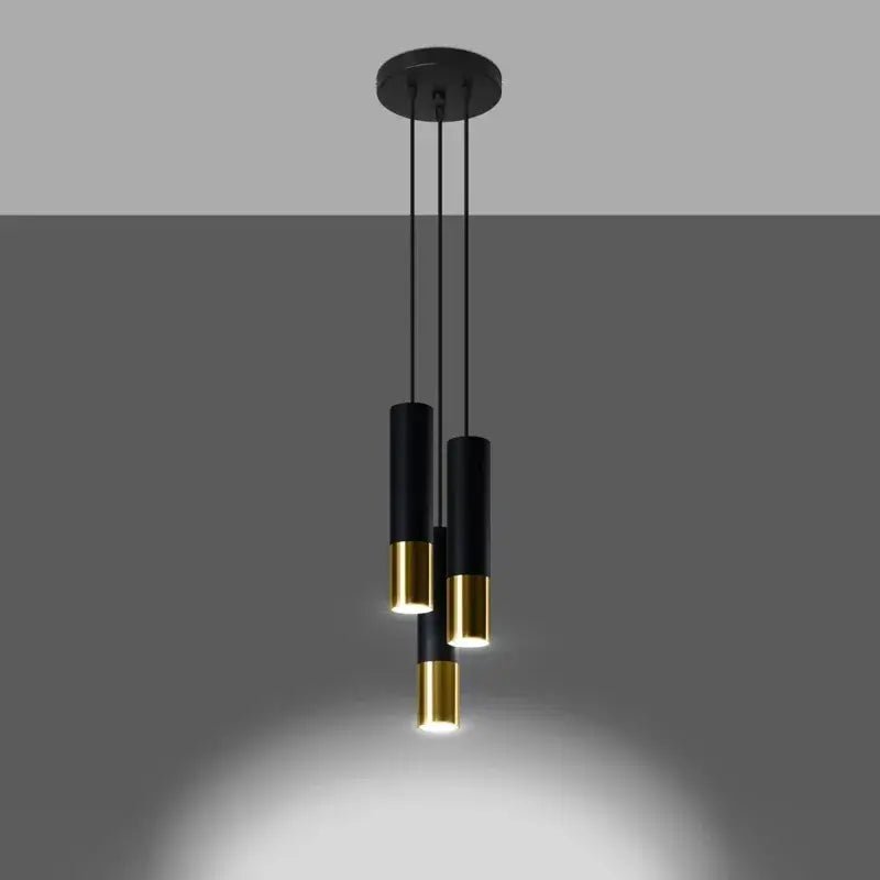 Schwarz-goldene Pendelleuchte 3-flammig im eingeschalteten Zustand – gerichtetes Licht der LOOPEZ Lampe