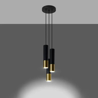 Schwarz-goldene Pendelleuchte 3-flammig im eingeschalteten Zustand – gerichtetes Licht der LOOPEZ Lampe