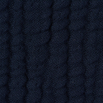 Baumwollplaid in Crinkle-Strickoptik in Dunkelblau: Das Baumwollplaid "Puglia" mit Fransen ist ein leichter und stilvoller Überwurf.