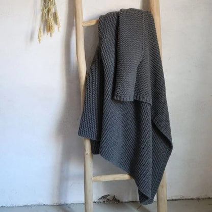 Plaid "York" aus Strick in Dunkelgrau: Das Strickplaid ist eine stilvolle Decke.