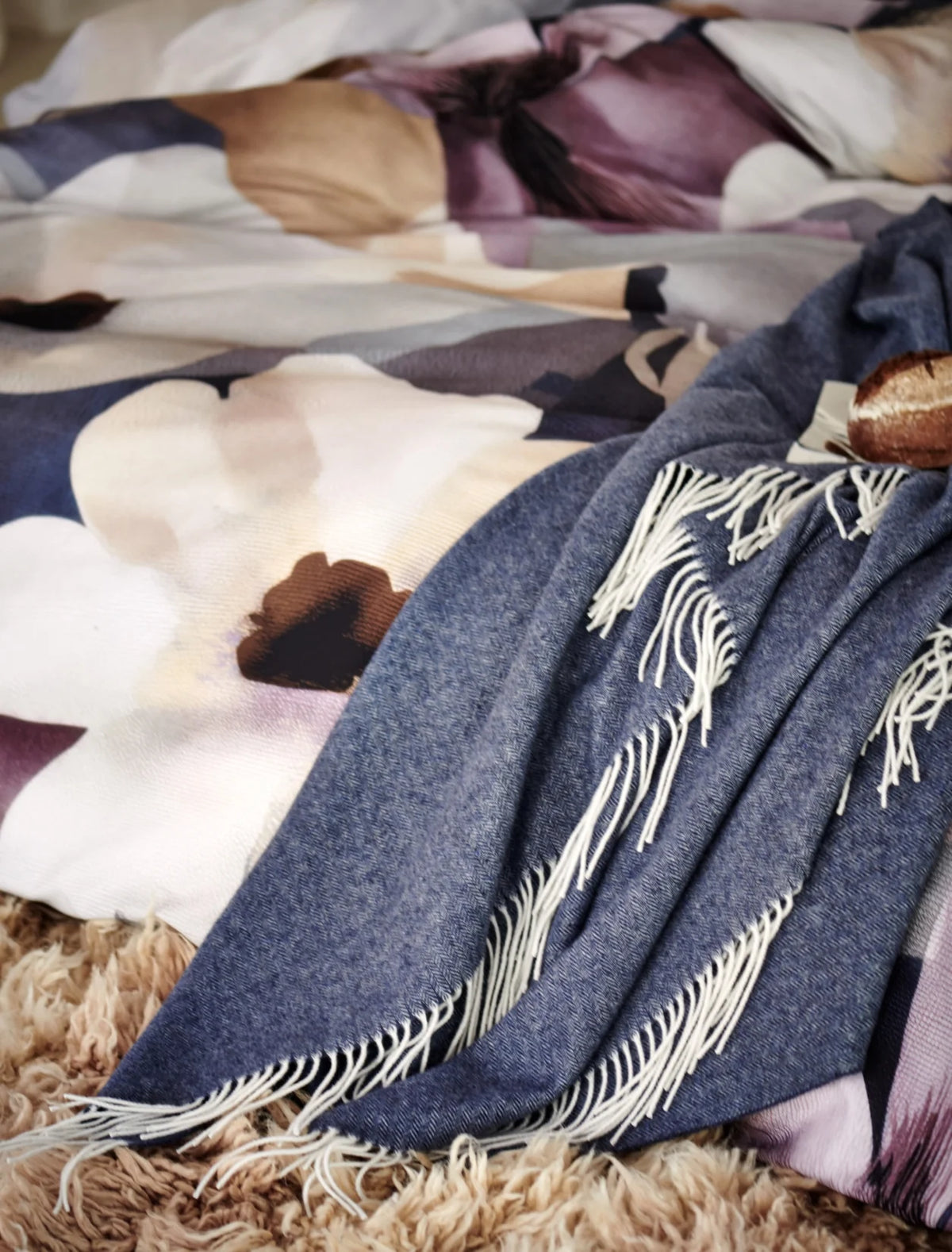 Plaid Merinowolle Kaschmir mit Fransen in Blau – weiche Wolldecke Vandyck Serina Home