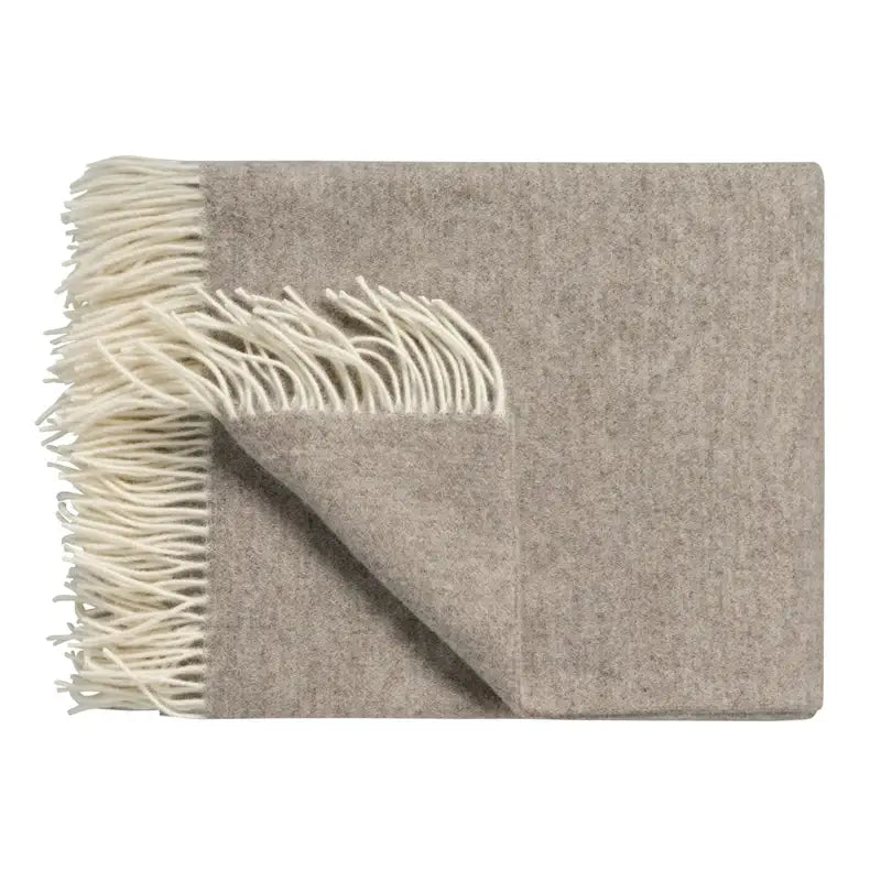 Wolldecke Vandyck Home Bellavita in Sand, gefaltetes Lammwoll-Plaid mit cremefarbenen Fransen und umgeschlagener Ecke
