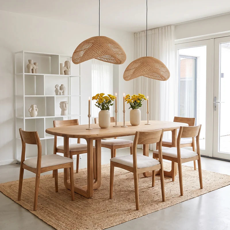 Rattan-Pendelleuchten Labyrinth von Raw Materials über einem ovalen Holzesstisch in einem hellen Esszimmer
