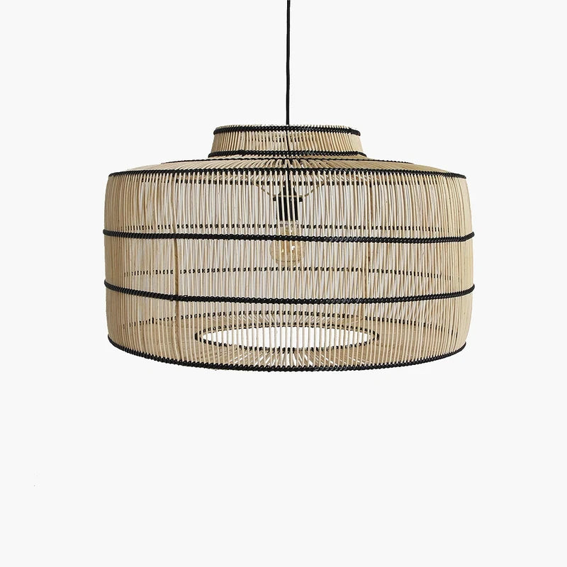 Rattan-Pendelleuchte Stella in Natur und Schwarz, 61 cm, freigestellt vor weißem Hintergrund
