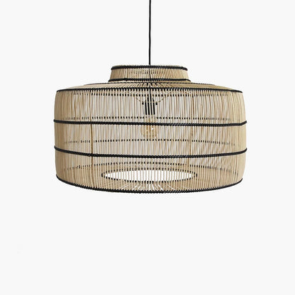 Rattan-Pendelleuchte Stella in Natur und Schwarz, 61 cm, freigestellt vor weißem Hintergrund
