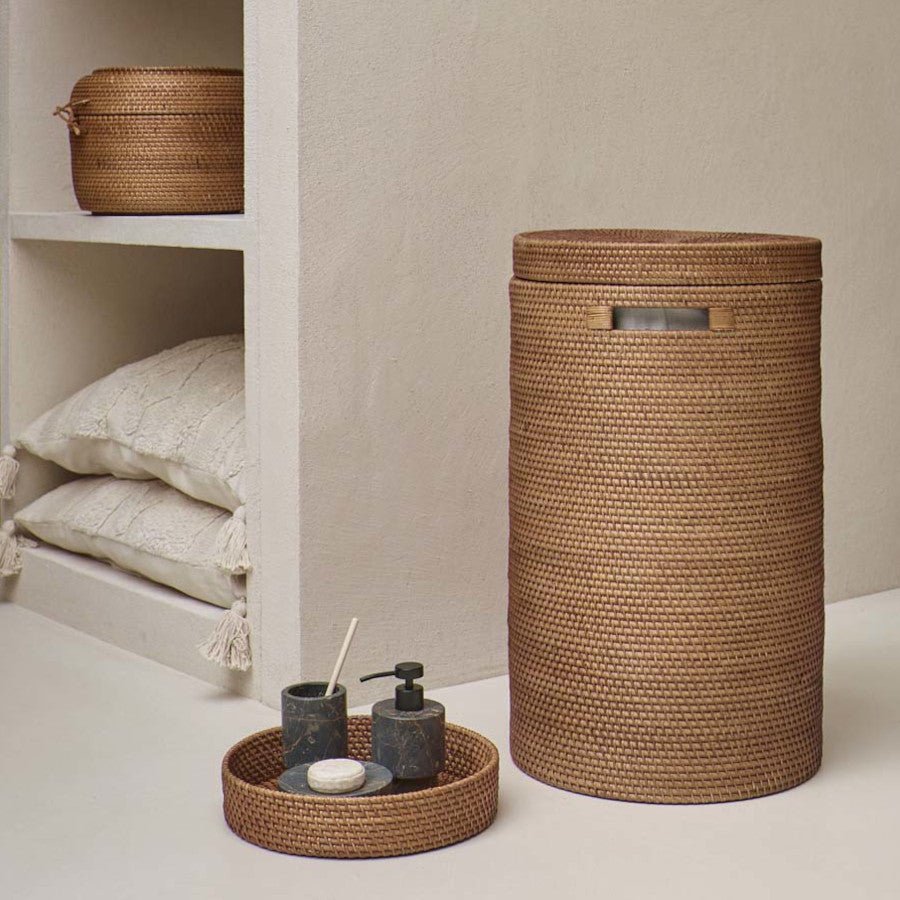 Rattan-Wäschebehälter mit Deckel in Ginger: Der geflochtene Wäschebehälter "Cino" von Aquanova in Ginger ist ein modernes und hochwertiges Badaccessoire.