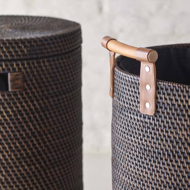 Wäschetonne Cino in Pecan Dunkelbraun aus Rattan mit Griffen – stilvoller und praktischer Wäschebehälter für das Badezimmer.