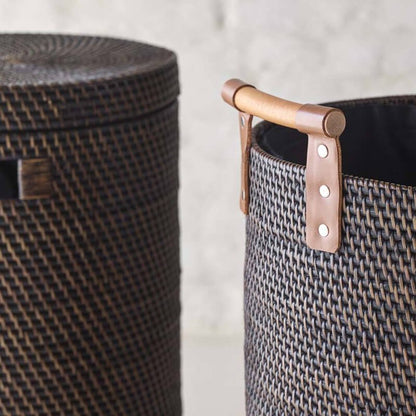 Wäschetonne Cino in Pecan Dunkelbraun aus Rattan mit Griffen – stilvoller und praktischer Wäschebehälter für das Badezimmer.