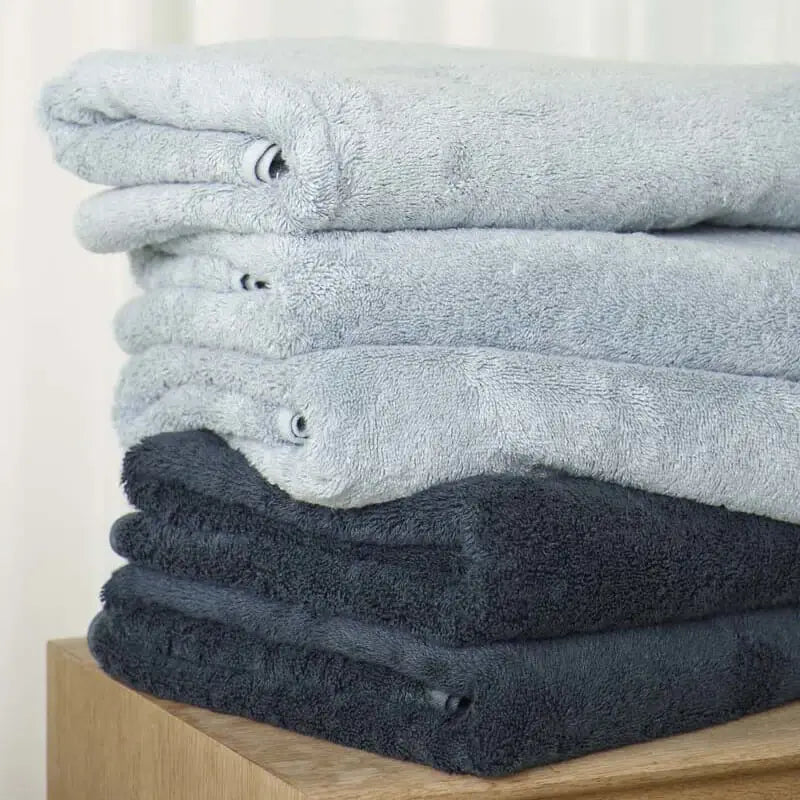 Sommerliche Badaccessoires – farbenfrohe Handtücher, Badematten und Duschvorhänge, die das Badezimmer mit frischen, leichten Designs für den Sommer verschönern