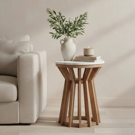 Kleiner runder Beistelltisch aus Mangoholz mit edler Marmorplatte im modernen Wohnzimmer – ausgefallenes Design mit natürlicher Eleganz