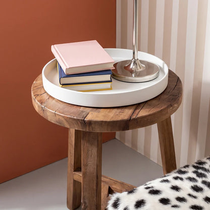 Runder Holzhocker aus Altholz mit markanter natürlicher Holzstruktur im Detail