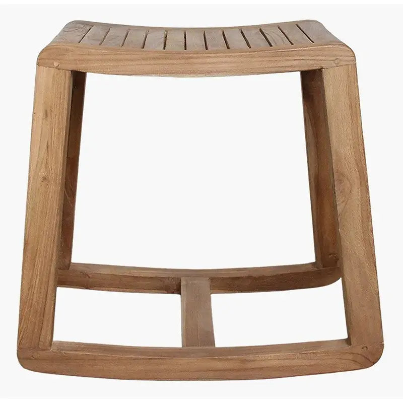 Schaukelhocker Tide von Raw Materials aus Teakholz – moderner Holzhocker mit geschwungenem Design und natürlicher Holzstruktur