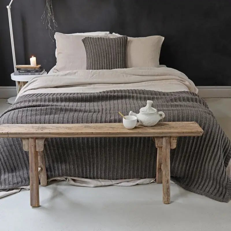 Dunkelbraune Strickdecke Bergen aus Wolle – kuschelige und stilvolle Wolldecke für ein gemütliches Zuhause.