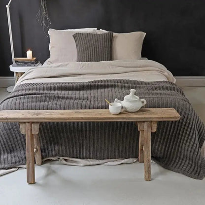Dunkelbraune Strickdecke Bergen aus Wolle – kuschelige und stilvolle Wolldecke für ein gemütliches Zuhause.