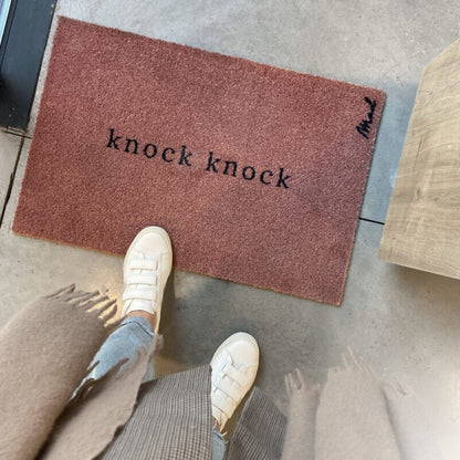 Moderner Türvorleger mit Schriftzug "Knock Knock" in Rosa, Modell Amira von Mad About Mats.