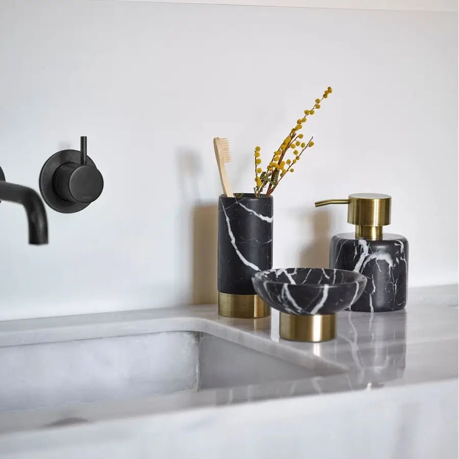 Schwarze Marmor Badezimmeraccessoires Nero im luxuriösen Badezimmer – hochwertige Ausstattung