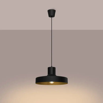 Schwarze Metall-Pendelleuchte im Wohnraum, elegante Hängelampe Bilo