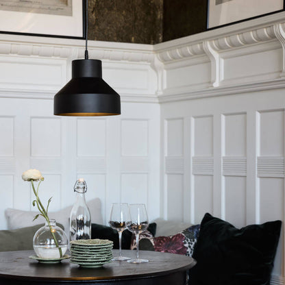 Schwarze Pendelleuchte aus Metall: Die moderne Pendelleuchte "Solo" von PR Home mit E27-LED ist ein stilvoller Blickfang.