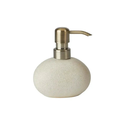 Kleiner Seifenspender Ugo von Aquanova in Sand – eleganter Flüssigseifenspender als modernes Badaccessoire für Waschbecken und Gäste-WC