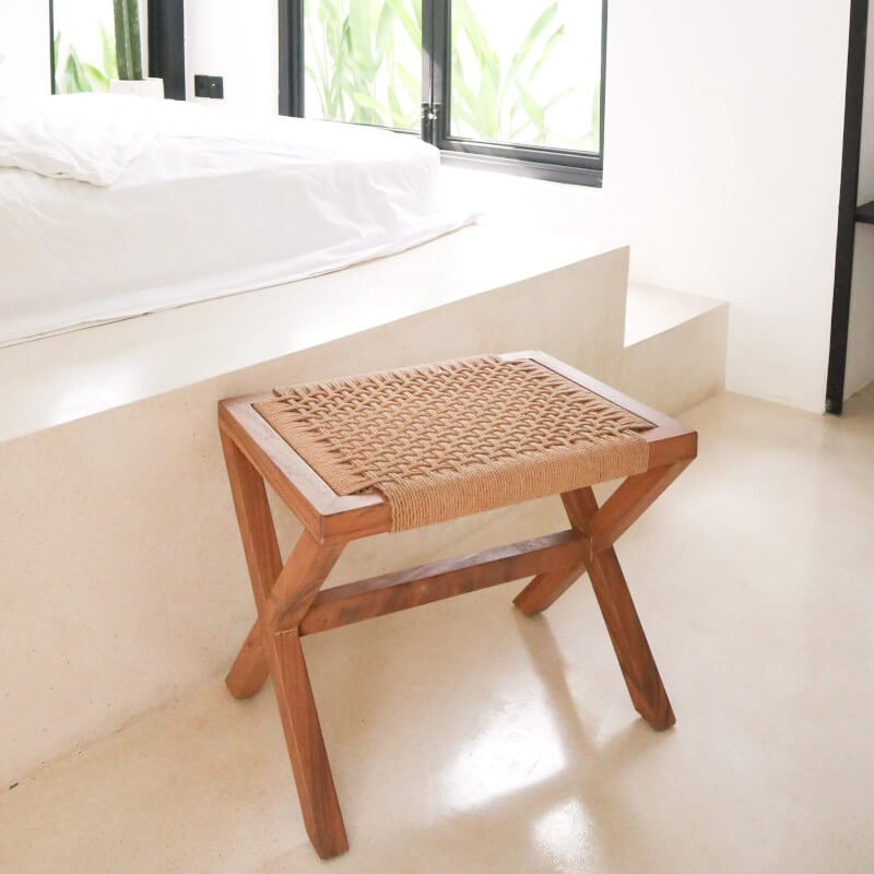 Sitzhocker "Indra": Der Holzhocker mit Geflecht-Sitzfläche ist ein stilvoller Hocker.
