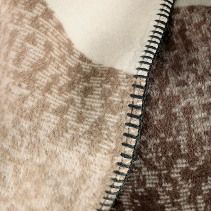 Wohndecke Conture Flow, Nahaufnahme des flauschigen, strukturierten Kuschelflors in Beige