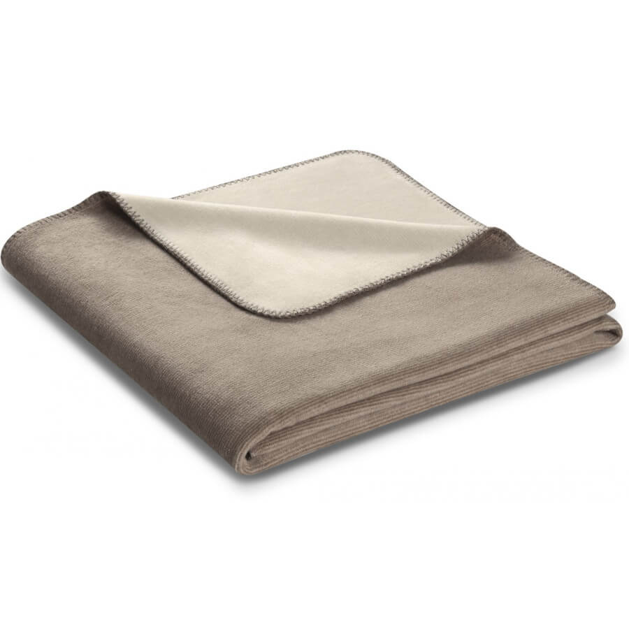Natürliche, zweifarbige Wohndecke Doubleface Sand Natur von Biederlack für moderne Einrichtungen.