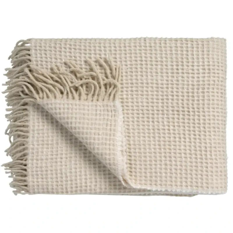 Kuschelige Sofadecke mit Fransen in Tan Offwhite – Vandyck Waffelmuster Wolle
