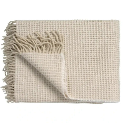 Kuschelige Sofadecke mit Fransen in Tan Offwhite – Vandyck Waffelmuster Wolle
