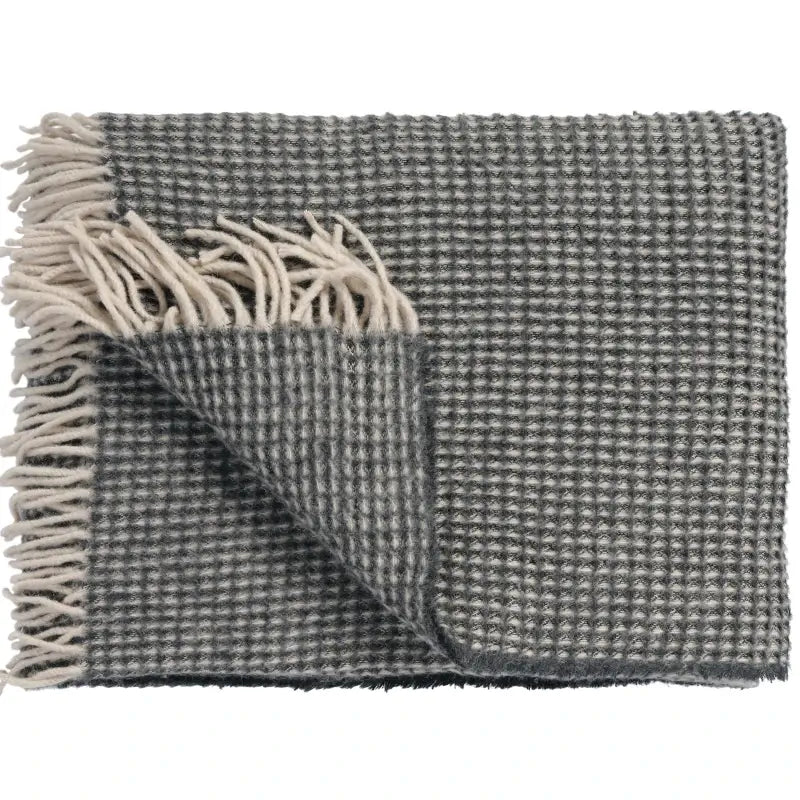 Kuschelige Sofadecke mit Fransen in Anthracite – Vandyck Home 95 Waffelmuster Wolle