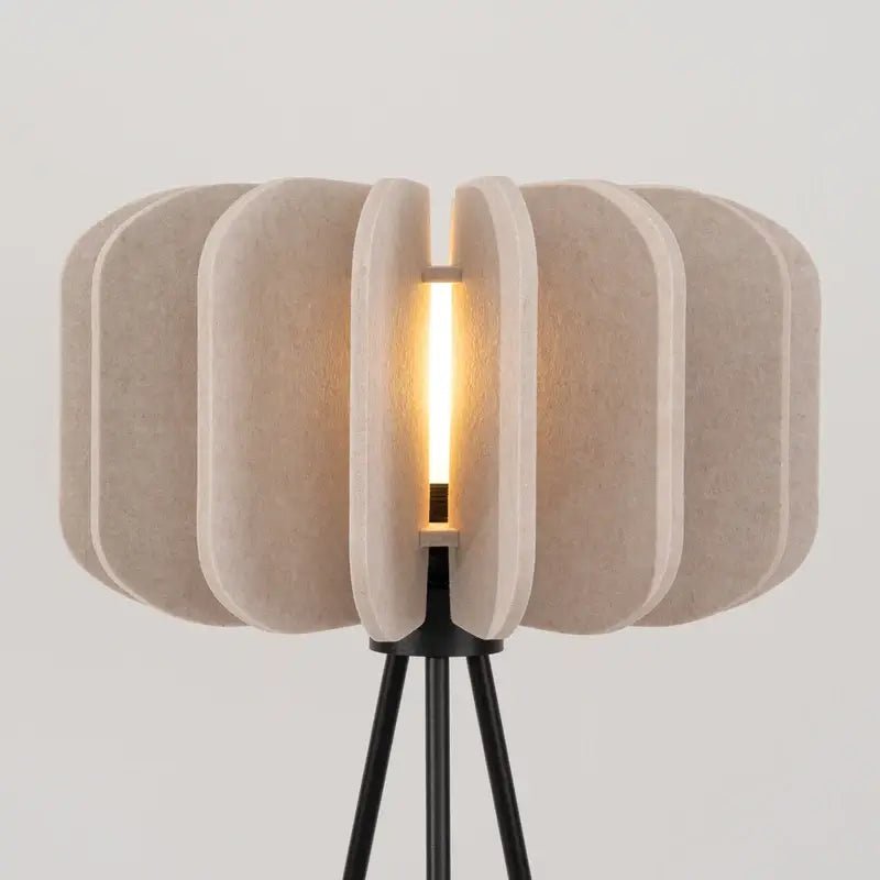 Stehlampe Mula Dreibein mit Filzschirm in Beige – hochwertige Designerleuchte