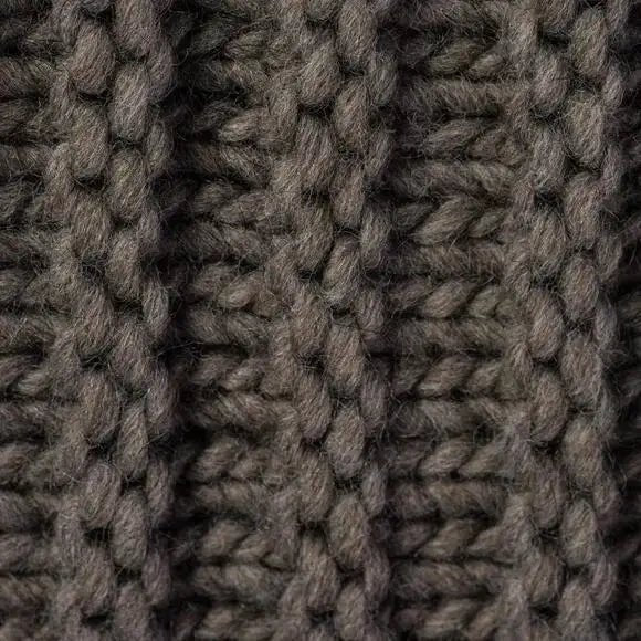 Dunkelbraunes Strickplaid Bergen aus Wolle – weiche und gemütliche Wolldecke für ein stilvolles Zuhause.
