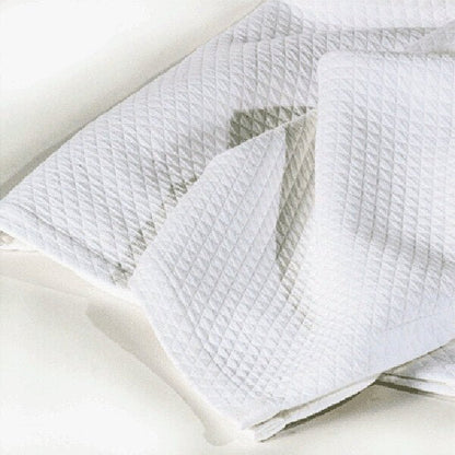 Tagesdecke Favo von Evelyn Kahle in Weiß – eleganter Bettüberwurf aus Baumwolle