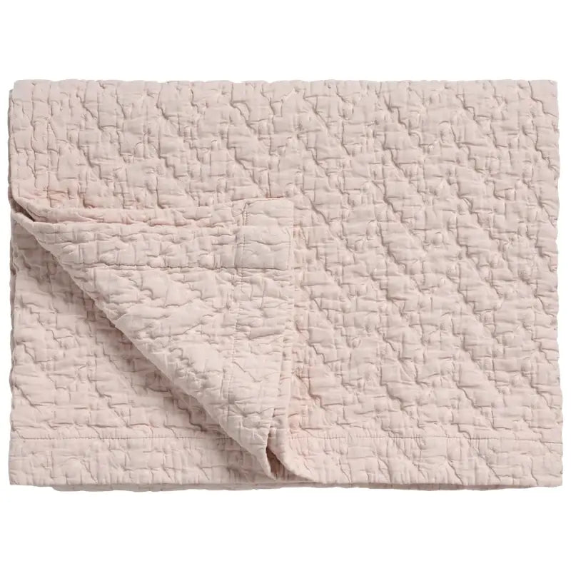 Tagesdecke Pure 10 in Rosa, gefalteter Bettüberwurf mit strukturierter Oberfläche und umgeschlagener Ecke

