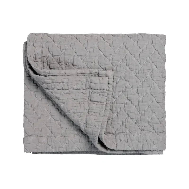 Tagesdecke Pure 10 in Steel Grey, gefalteter Bettüberwurf mit strukturierter Oberfläche und umgeschlagener Ecke

