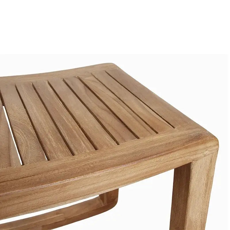 Schaukelhocker Tide von Raw Materials aus Teakholz – Detailansicht des Holzhockers mit natürlicher Maserung und rustikaler Holzstruktur