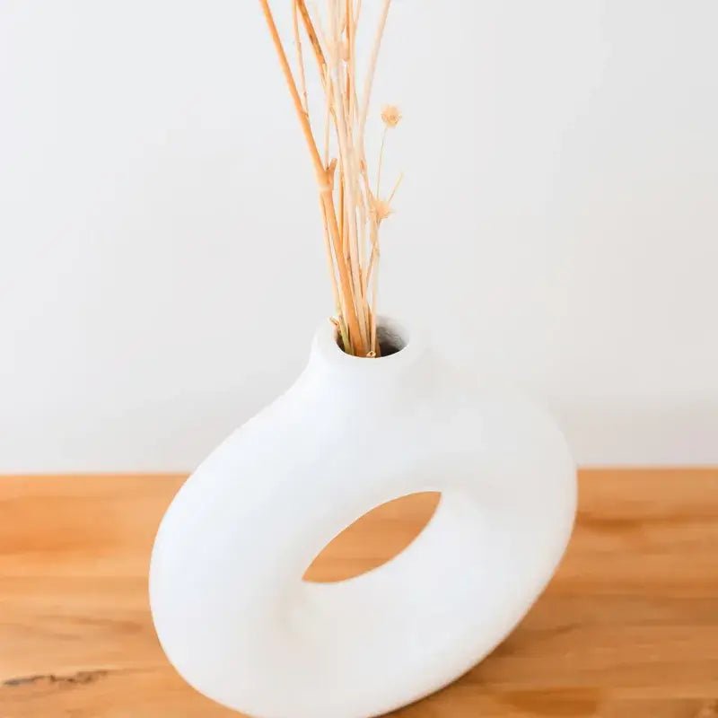 Detailaufnahme der Öffnung und Oberfläche der weißen Tonvase Nusa in Ringform.