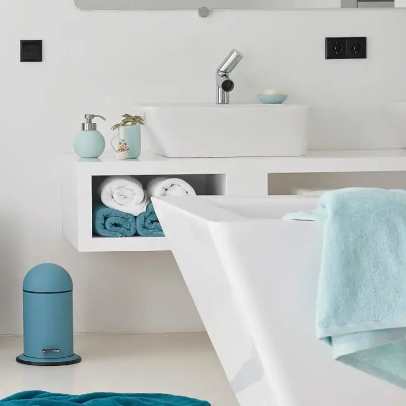 Moderne Badezimmergestaltung mit aktuellen Trend-Einrichtungstipps für ein stilvolles, wohnliches Badezimmer im Spa- und Wellness-Look.