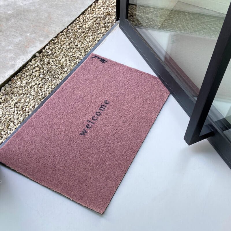 Moderner Türvorleger mit Schriftzug "Welcome" in Altrosa von Mad About Mats.