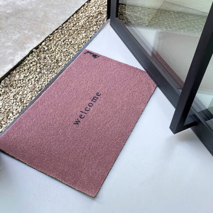 Moderner Türvorleger mit Schriftzug "Welcome" in Altrosa von Mad About Mats.