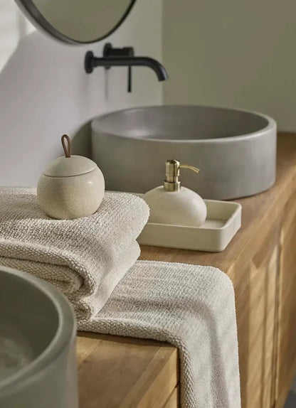 Ugo Badaccessoires von Aquanova in Sand kombiniert mit Lotis Waschtischablage in Ivory – moderne Lederablage für Badutensilien und Kosmetik
