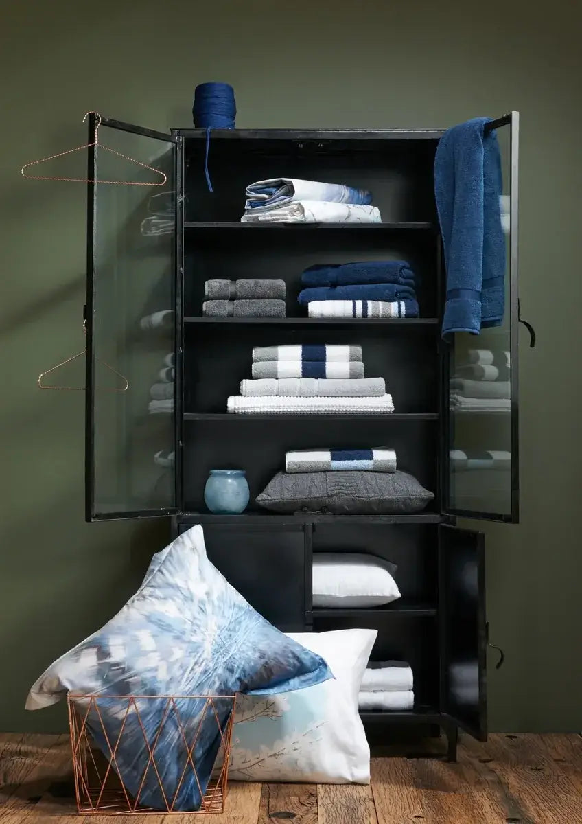 Handtücher Vandyck Ranger in Blau im Schrank

