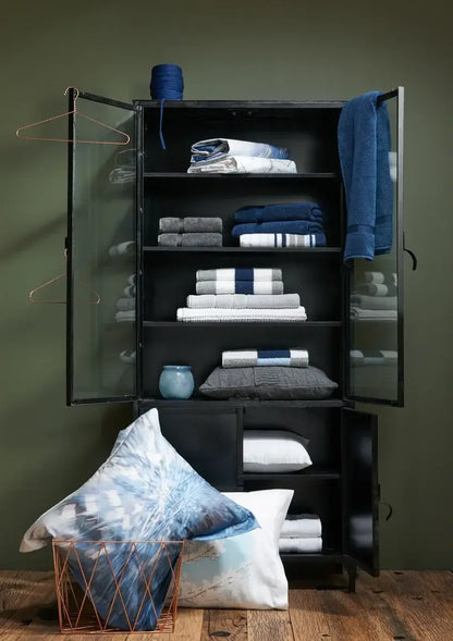 Handtücher Vandyck Ranger in Blau im Schrank
