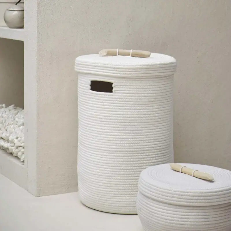 Praktischer Wäschekorb mit Abdeckung, ideal für stilvolles Verstauen von Wäsche. In modernem Design für jedes Badezimmer oder Schlafzimmer.