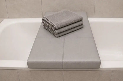 Badewannenauflage Stinson in Grau mit Naht – moderne und komfortable Wannenauflage für ein stilvolles Badezimmer.