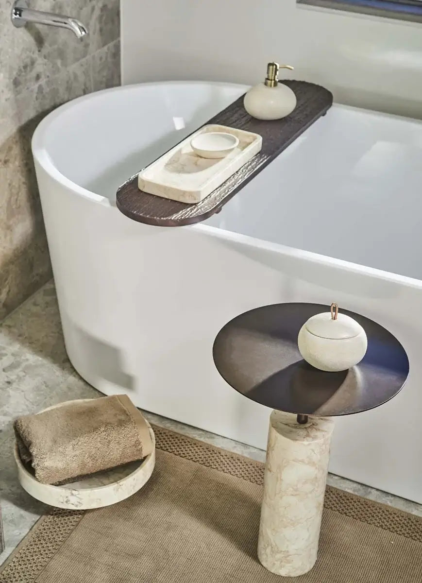 Walnussfarbene Wannenbrücke Ostra aus Holz kombiniert mit modernen Badaccessoires der Serie Ugo in Beige auf einer Badewanne