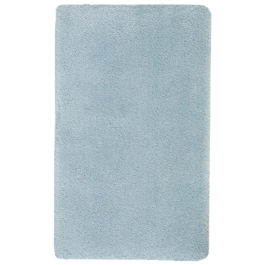Weicher Badteppich Mauro in Aquatic Blau Türkis von Aquanova – pflegeleichte Badezimmermatte mit flauschiger Oberfläche für ein modernes Badezimmer.